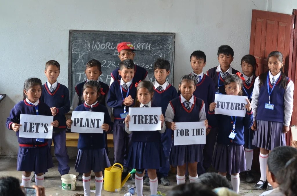 The Children of Mawhiang Domsohjhur Upper Primary School, Mawhiang, Mawsynram Block, East Khasi Hills sharing a message on World Earth Day. Photo: NESFAS/Damanki War